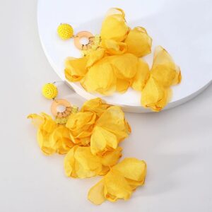 Exclusivos Aretes Amarillos con Pétalos de Algodón